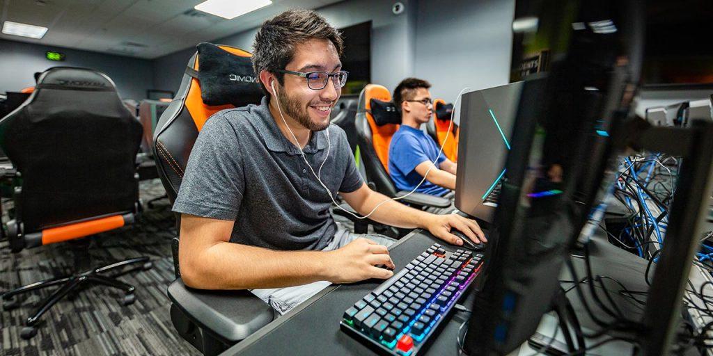 student playing e-sports